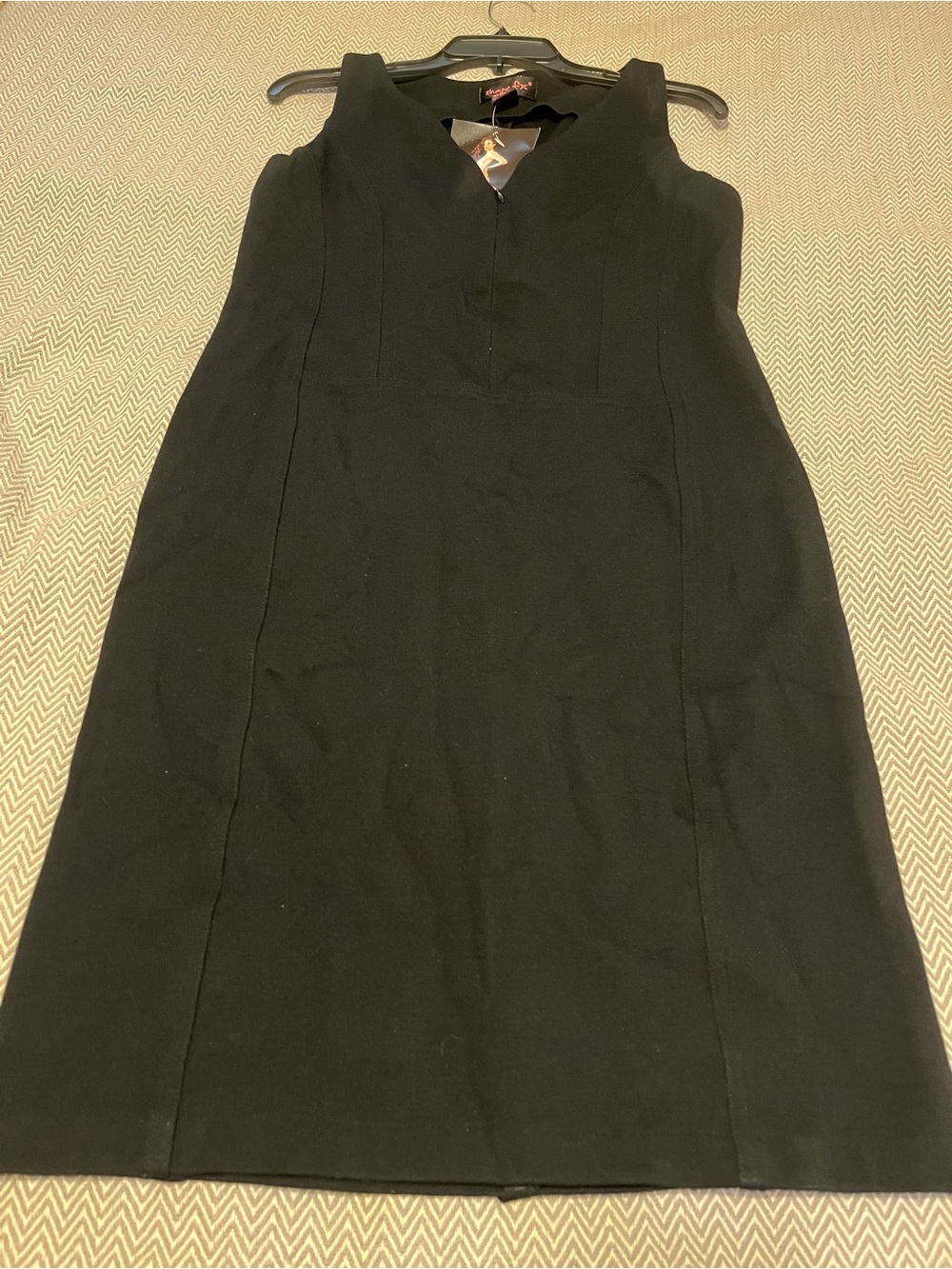 NWT! Shape FX Vintage Black Bodycon Dress with a Zip-Front V-Neckline. 12P.